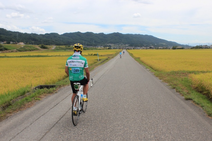 一直線に伸びるド平坦な農道をのんびり走ります。