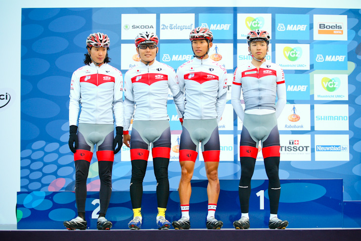 出走サインを済ませた日本チーム 左から平井栄一、木下智裕、寺崎武郎、椿大志
