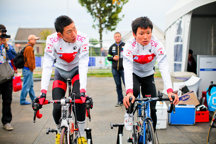 ローラー台でアップする徳田優（北桑田高校）と横山航太（篠ノ井高校）