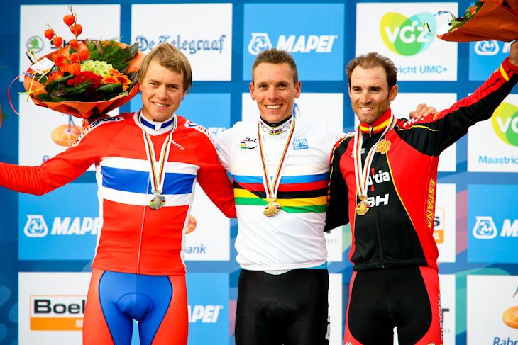 表彰台、2位エドヴァルド・ボアッソンハーゲン（ノルウェー）、優勝フィリップ・ジルベール（ベルギー）、3位アレハンドロ・バルベルデ（スペイン）