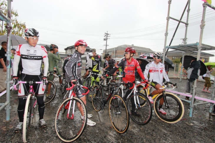 ずらり揃った豪華招待選手が雨の中スタートを待つ