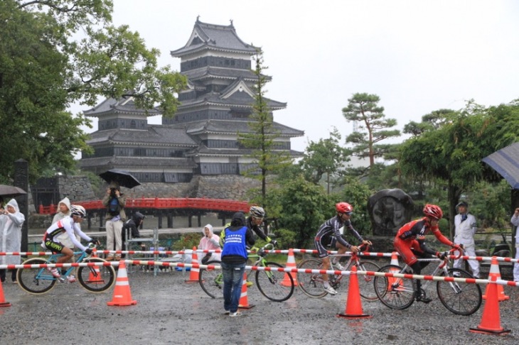 国宝の松本城をバックに走る選手たち