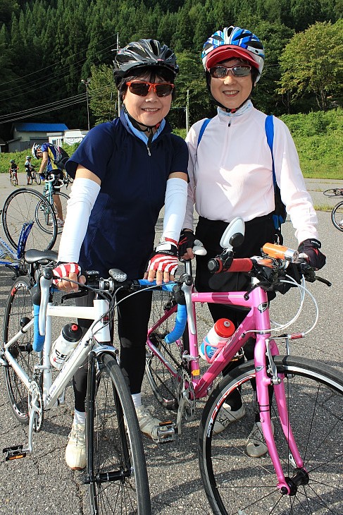 女性二人組サイクリスト。エンジョイコースを走ります