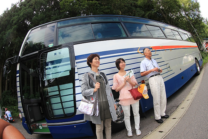 バスで家族の応援と地元の名所を巡るミニツアーが企画された