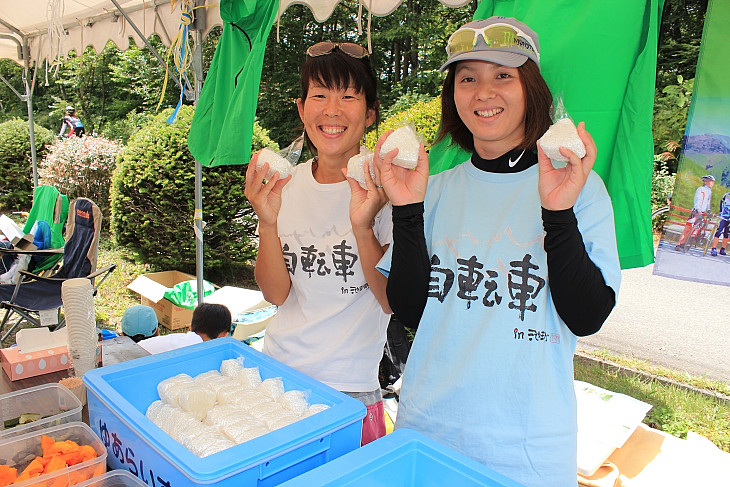 北アルプスの水で炊かれたつやつや白米のおにぎり