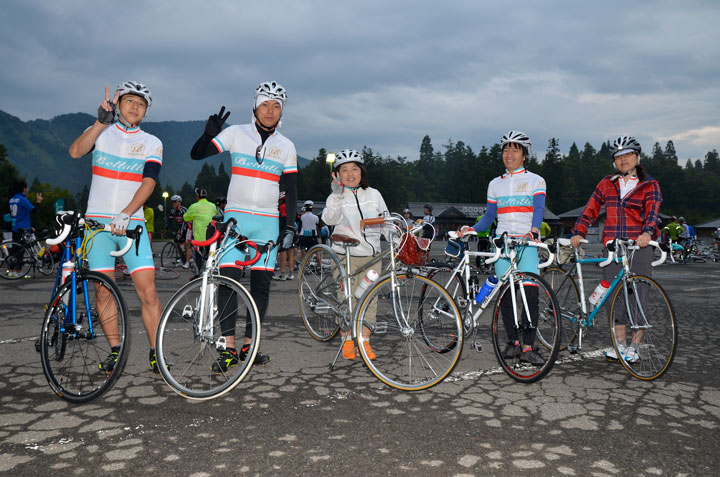神戸須磨のフレームビルダー「Bellatte」チーム。チーム総出の参加でお店のお母さんもミキストバイクでチョイグラに参加