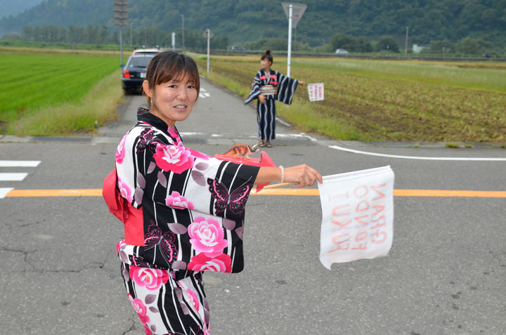 交通整理を行うスタッフさんも浴衣姿