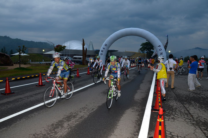 記念すべき10回目の開催となったグランフォンド福井のスタート