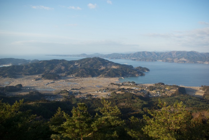 震災直後、2011年4月の小友町。筏はすべて流され、防潮堤が破壊され、田畑はすべて海水と土に覆われている