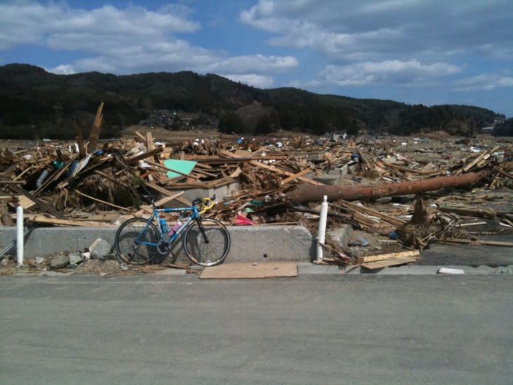 震災後の祖母の家付近。高田松原の松が流れてきた