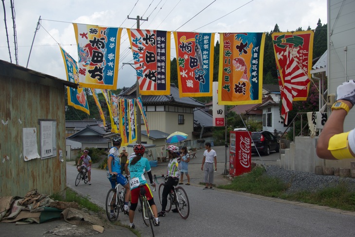 レースの時のように大漁旗が出迎えてくれた! 中央の白いシャツを着た男性は志田丸の船長さん