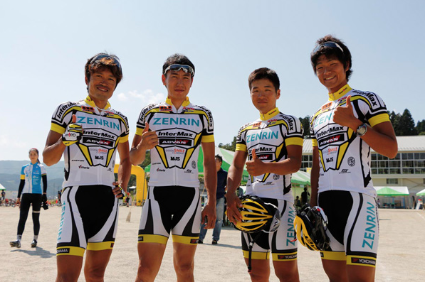 Team UKYOから狩野智也選手、斉藤祥太選手、嶌田義明選手、倉林巧和選手の4名がボランティアとして参加