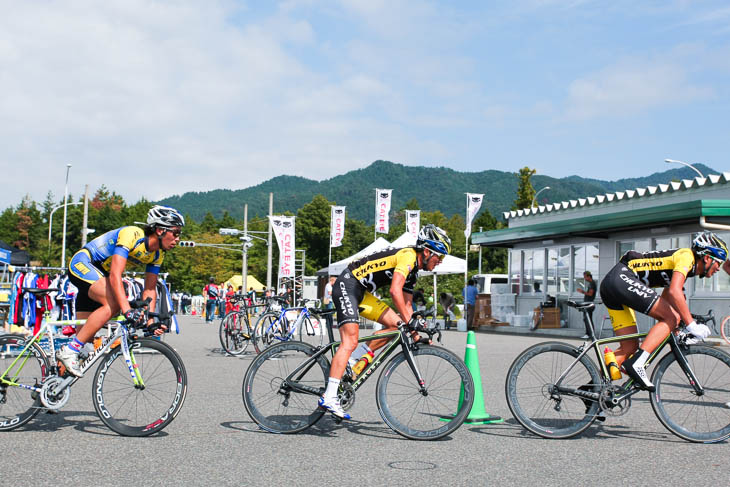 逃げる中根英登、榊原健一(中京大)、高宮正嗣(鹿屋体育大)