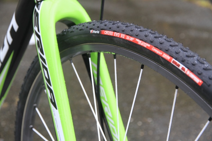 タイヤはヴィットリア CROSS EVO XGを使用