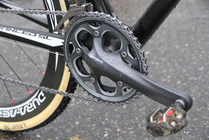 シマノのCXチェーンホイールを採用 ペダルはタイムATACカーボン