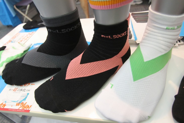 特許を取得した左右別設計の「R×L SOCKS」。ブラックの製品はメリノウールを使用した暖かな製品だ