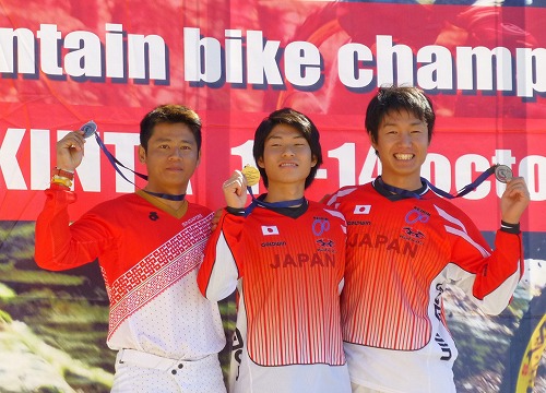 ダウンヒル男子エリート表彰台 1位清水一輝(中央)、3位青木卓也(右)