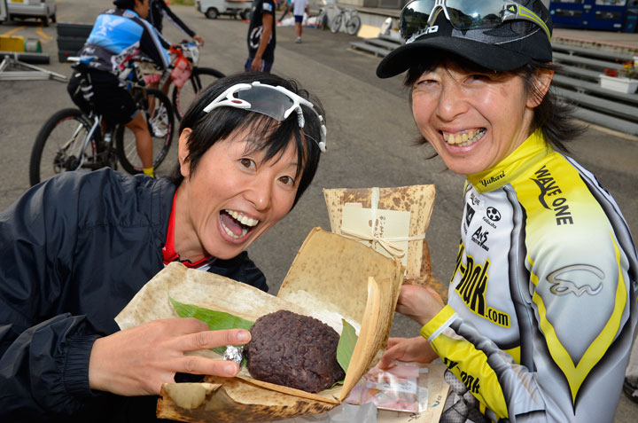 一里野名物巨大おはぎに釘付け