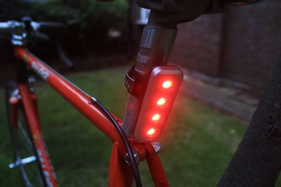 赤色LEDを縦一列に配置し、後方からの被視認性を高めている