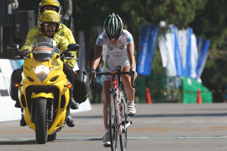 オープン女子 独走勝利を飾った與那嶺恵理(チーム・フォルツァ!)