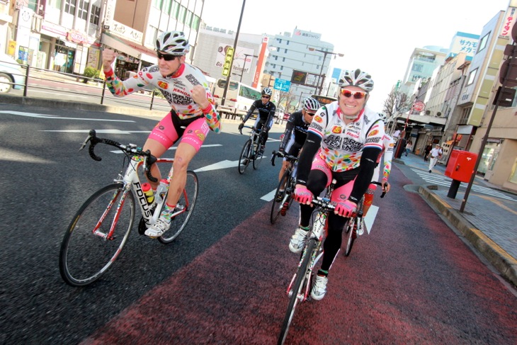 ジェリーベリーサイクリングが宇都宮市街を走る