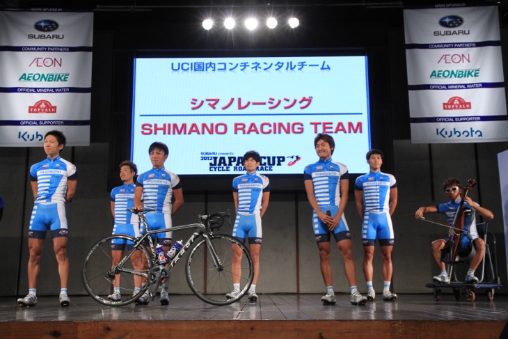シマノレーシング 脇でチェロを弾くのは...チェロ柳こと青柳憲輝