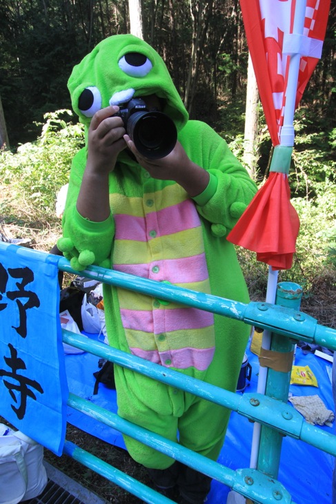 路肩からガチャピンが写真を撮っている!