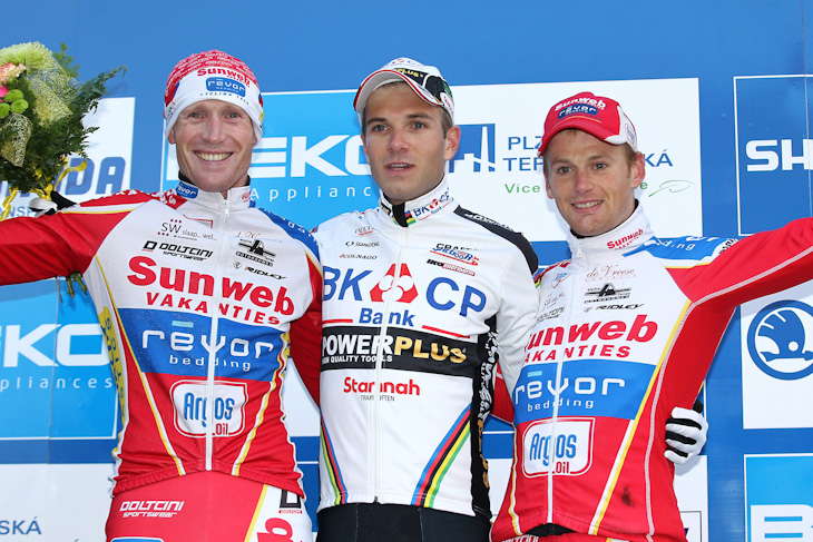 表彰台、左から2位クラース・ファントルノウト（ベルギー、サンウェブ・レヴォル）、優勝ニールス・アルベルト（ベルギー、BKCPパワープラス）、3位ケヴィン・パウエルス（ベルギー、サンウェブ・レヴォル）