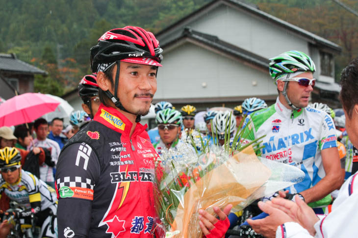 引退レースとなった輪島ロードレース2012で、花束を受け取る廣瀬