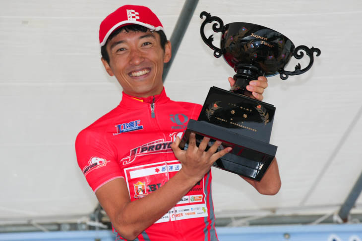 年間個人総合優勝の増田成幸(宇都宮ブリッツェン)