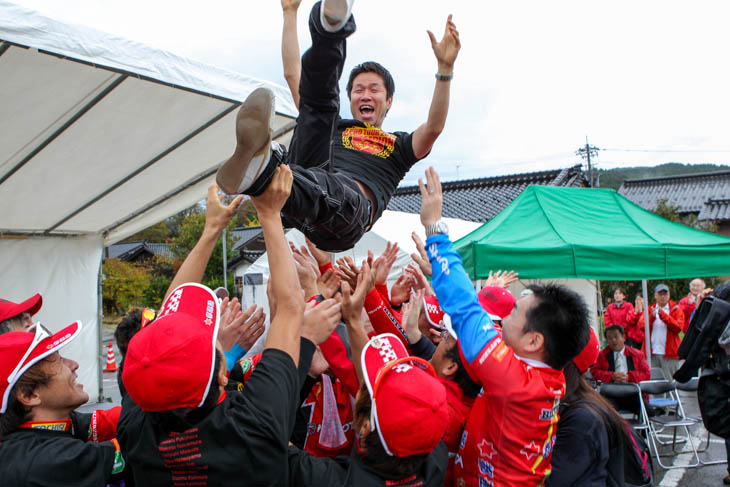 2012年Jプロツアーの完全制覇を達成し、胴上げされる栗村氏