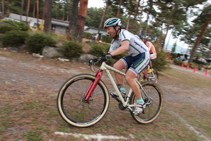 カテゴリー2は29erのMTBに乗った堂城 賢(やまめ工房)がリード
