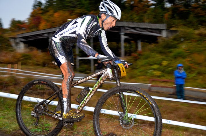 MTBレースラストランを単独トップで走る山本和弘(キャノンデールレーシングチーム)