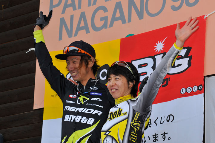 XCOナショナルチャンプは斉藤亮(MIYATA-MERIDA)と中込由香里(team SY-Nak)