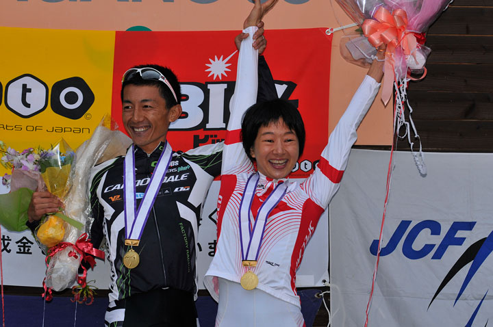 MTB競技にピリオドを打つ山本和弘(キャノンデールレーシングチーム)と片山梨絵(SPECIALIZED)