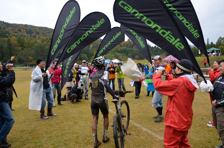 COG応援団に祝福される山本和弘(キャノンデールレーシングチーム)