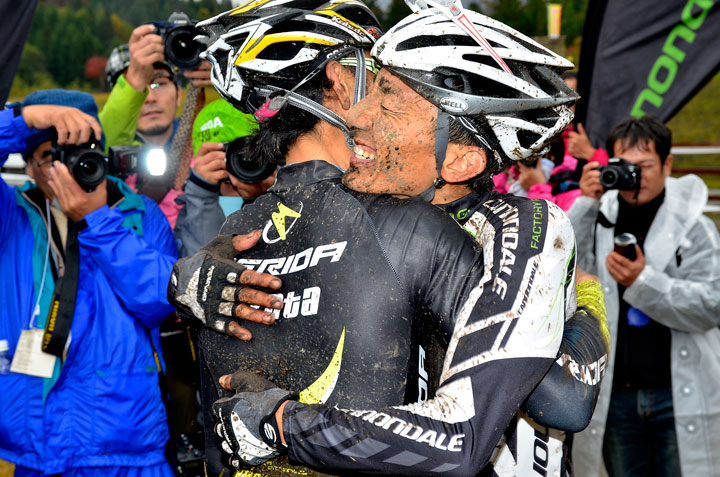 今シーズンレースを盛り上げた山本和弘(キャノンデールレーシングチーム)と斉藤亮(MIYATA-MERIDA)が抱き合う
