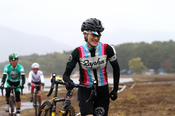 Femmeでは吉田(八ヶ岳CYCLOCROSS CLUB)が快走