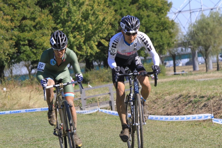 合田正之(cycleclub3UP)と 前田公平(SpeedvagenCyclocrossTeam)が付かず離れずで最終周回へ