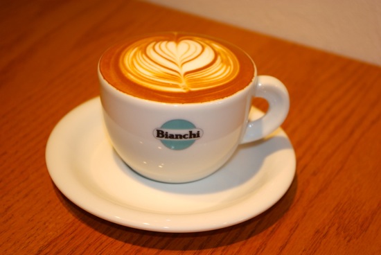 Bianchi Cafe & Cyclesで優雅なカフェタイムを