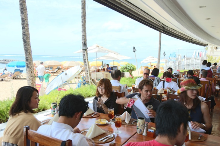 ランチは海沿いのレストランで、心地よい疲労感と共に、会話も弾む