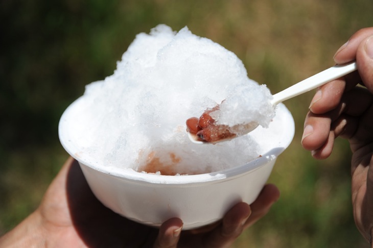 かき氷に金時豆が入った沖縄の「ぜんざい」。甘いモノ好きな人は試してみてはいかが？
