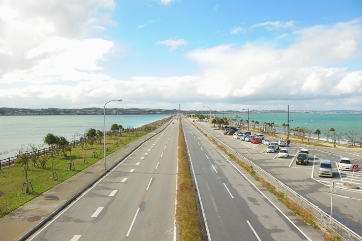 センチュリーコースのみ走ることのできる「海中道路」。エイドステーションとなっている海中道路ロードパークでは、沖縄グルメを楽しむこともできます