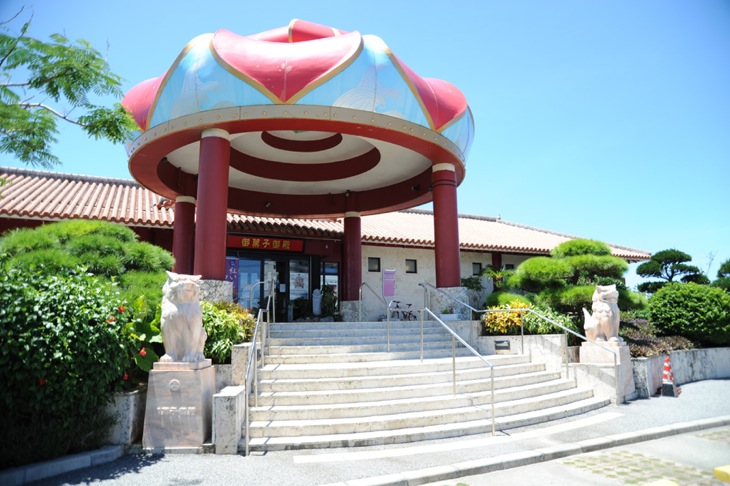 残波岬ちかくにある御菓子御殿。沖縄のお土産として人気の高い“紅いもタルト”などを買うこともできます