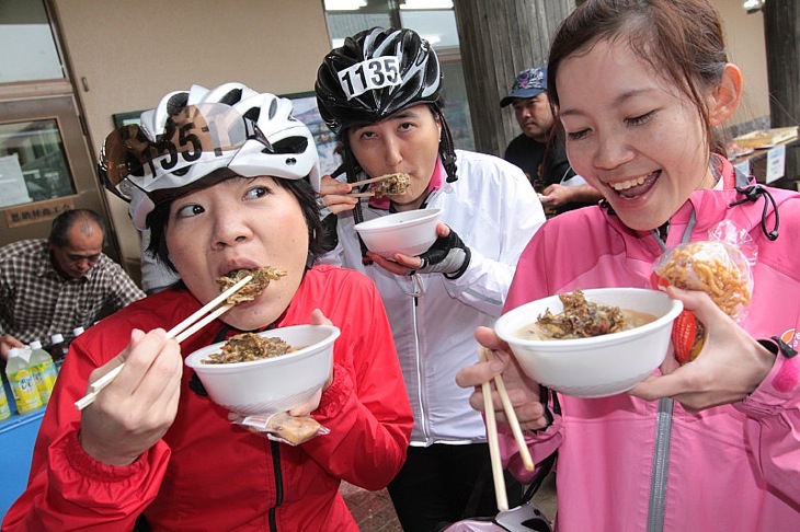 ゴール後に無料で配られる豚汁(予定)も美味しい! 見てください、この笑顔
