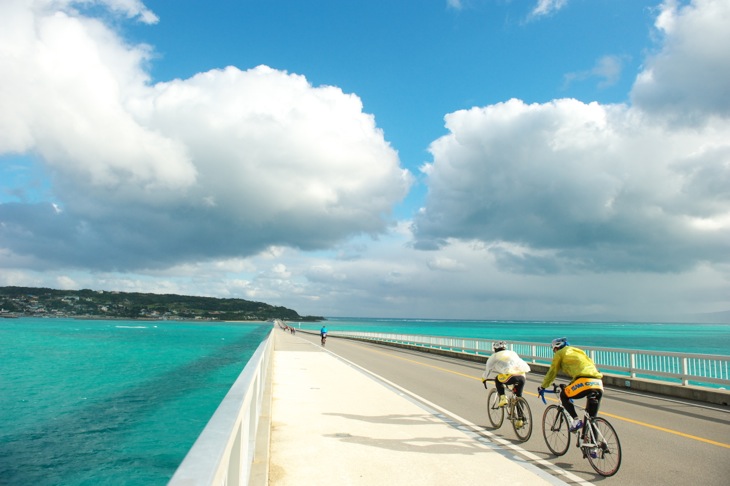 抜けるような碧い海のなか走る美ら島オキナワCentury Run