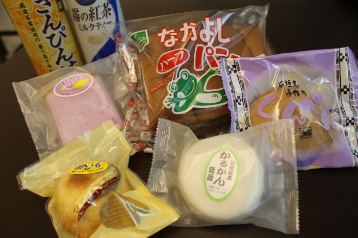 コンビニで見つけたおもしろアイテムを買い込んで補給食に。左の紫芋ケーキはオススメ。ライド中のさんぴん茶はイガイガしてNG