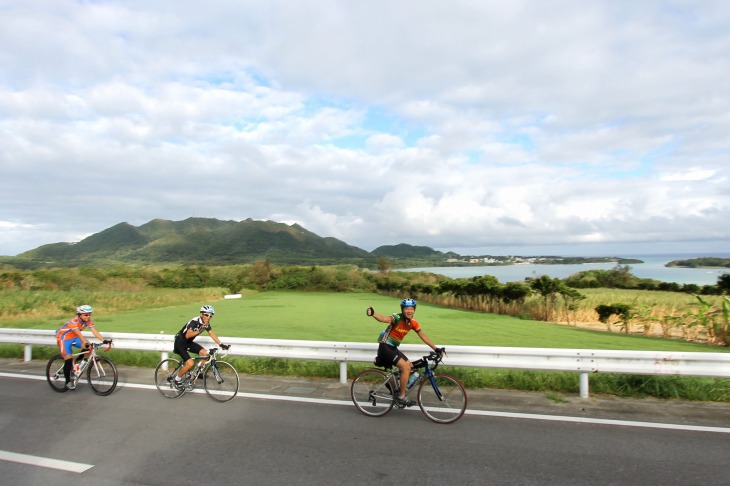 川平湾を横目に駆け抜けていく