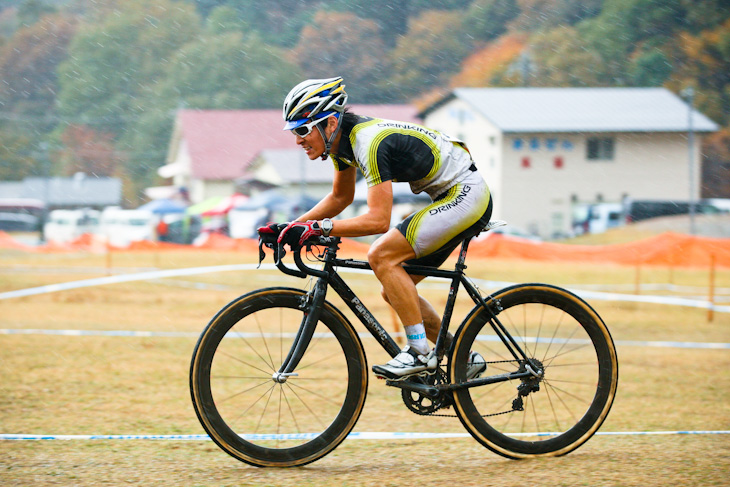 C1 単独で先頭の沢田を追う島田真琴(シマノドリンキング)