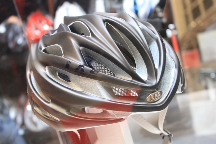 ラスの新型ヘルメット「ギャラクシー」。写真はブルートゥースの通信機能を備えた参考出品モデル、ギャラクシーBT
